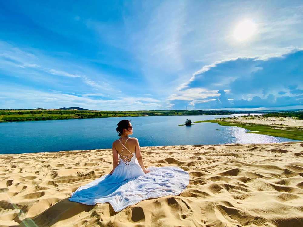 Bờ hồ xanh trong